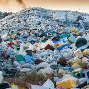 Venti aziende producono il 55% dei rifiuti di plastica nel mondo